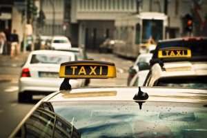 Qual aplicativo de transporte está mais barato agora?