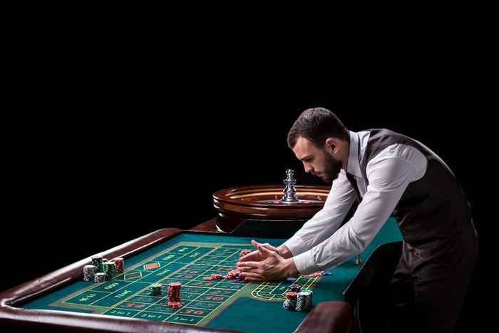 Qual é o papel de um crupiê ao vivo em um cassino online?